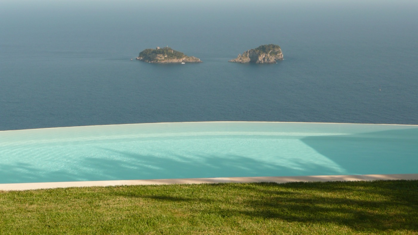 Piscine à débordement de villa