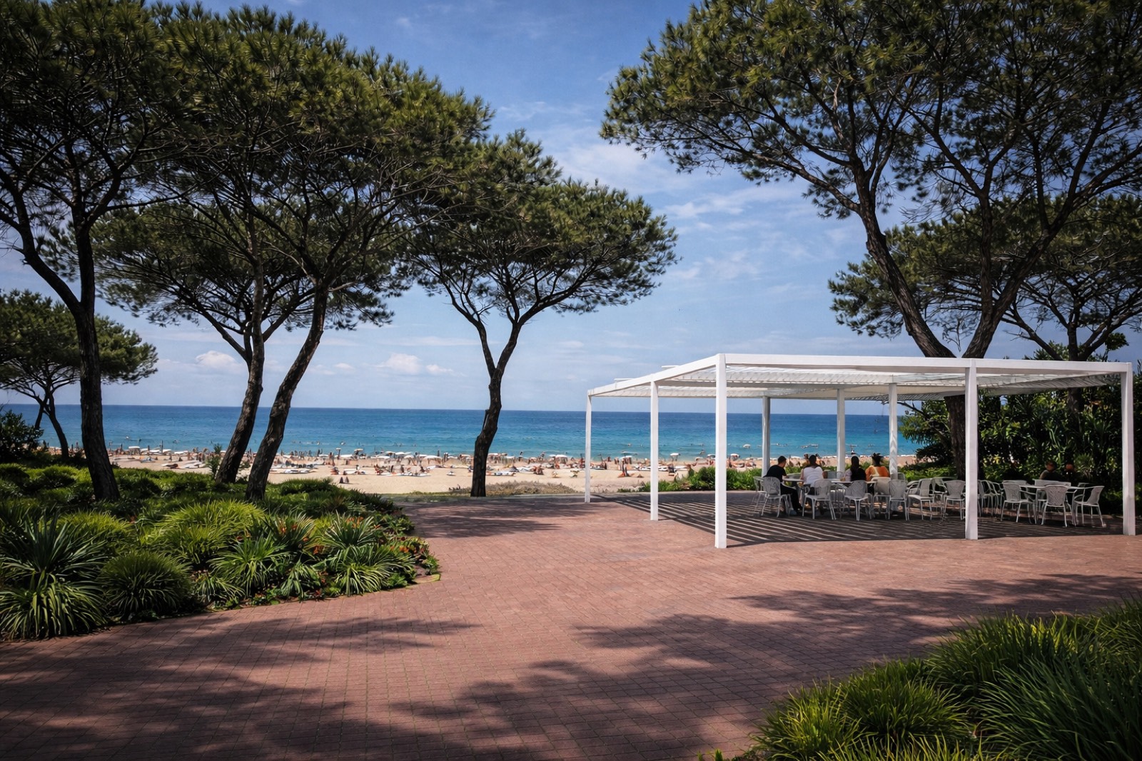 Pergola blanche sous les pins face à la mer